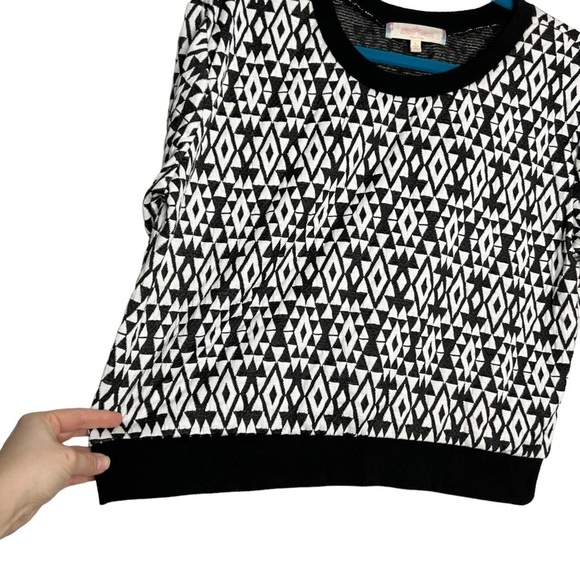 Almost Famous Geometric Print Knit Cropped Blouse - Picture 2 of 9
